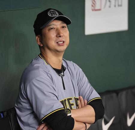 　練習を見る藤川監督（撮影・田中太一）