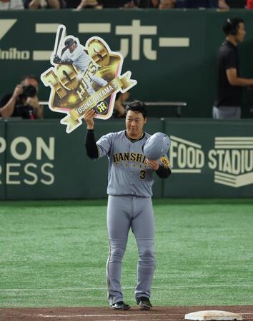 　３回、左前打を放ち１０００安打を達成した大山（撮影・金田祐二）