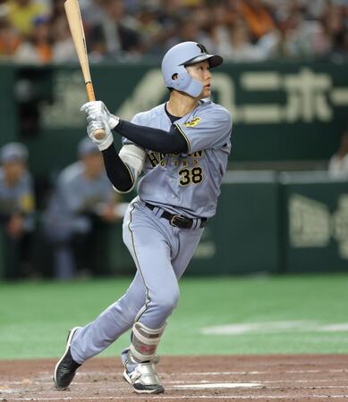 　３回、右越えに２ランを放つ小幡（撮影・西岡正）