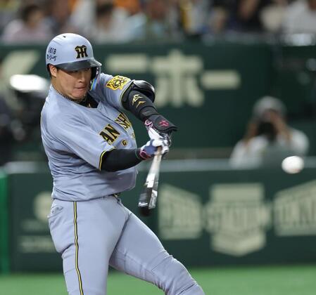 　５回、左越えに２ランを放つ大山（撮影・西岡正）