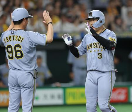 　５回、２ランを放ち、生還する大山（撮影・西岡正）