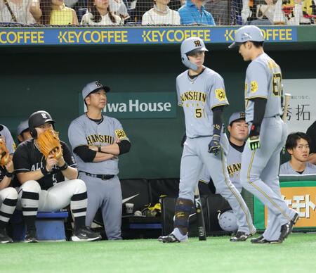 　８回、三振に凡退した高寺（右）の向こうで厳しい表情を浮かべる藤川監督（撮影・西岡正）