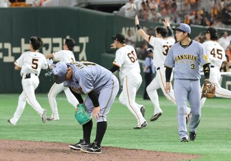 　９回、サヨナラ負けを喫し、うなだれる伊原。右は大山（撮影・田中太一）