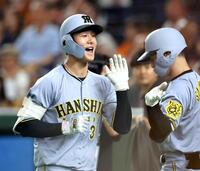 　２回、ソロを放った小幡は喜びながらベンチへ戻る（撮影・田中太一）