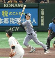 　２回、右越えに先制ソロを放つ小幡