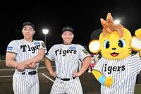 　筋肉を披露する工藤（左）と嶋村