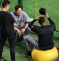 　デュプランティエと話し込む藤川監督（撮影・金田祐二）