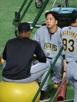 　デュプランティエと話し込む藤川監督（撮影・金田祐二）