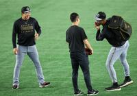 　デュプランティエと談笑する大山（撮影・金田祐二）