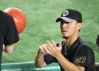 　調整する伊藤将（撮影・金田祐二）