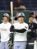 　打撃練習を行う中川（撮影・西岡正）