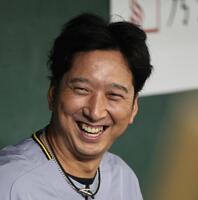 　練習前、笑顔を見せる藤川監督（撮影・田中太一）