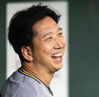 笑顔を見せる藤川監督（撮影・田中太一）