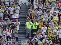 　藤川監督の誕生日を祝福する阪神ファン（撮影・西岡正）