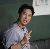 ベンチで話をする藤川監督＝東京ドーム（撮影・田中太一）Ｏｕｔｌｏｏｋ　ｆｏｒ　ｉＯＳ　［ｈｔｔｐｓ：／／ａｋａ．ｍｓ／ｏ０ｕｋｅｆ］　を入手