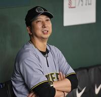 　練習を見る藤川監督（撮影・田中太一）