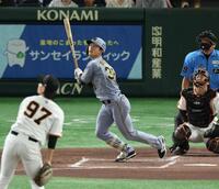 　２回、右越えに先制ソロを放つ小幡（撮影・金田祐二）