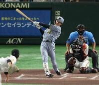 　２回、右越えに先制ソロを放つ小幡（撮影・金田祐二）