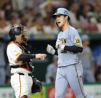 　２回、先制ソロを放ち、声を上げて生還する小幡（撮影・西岡正）