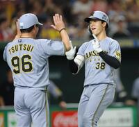 　２回、先制ソロを放ち、生還する小幡（撮影・西岡正）