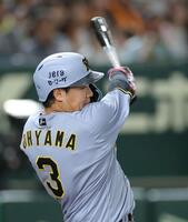 　３回、左前に通算１０００安打を放つ大山（撮影・西岡正）