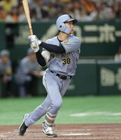 　３回、右越えに２ランを放つ小幡（撮影・西岡正）