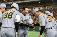 　３回、小幡（左）の２ランで生還した大山は糸原に迎えられ握手をする（撮影・田中太一）