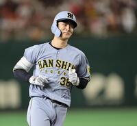 　３回、２打席連続で本塁打撃練習をするを放った小幡はニンマリしながら本塁へ走る（撮影・田中太一）