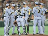 　７回のピンチでマウンドに集まる阪神ナイン（撮影・西岡正）