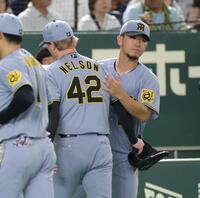 　７回、同点３ランを許したネルソン（左）をねぎらう伊藤将（撮影・西岡正）