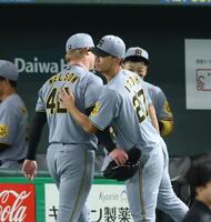 　７回、同点３ランを浴びたネルソンをやさしく迎える伊藤将（撮影・金田祐二）