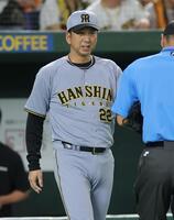 　７回、投手交代を告げる藤川監督（撮影・西岡正）