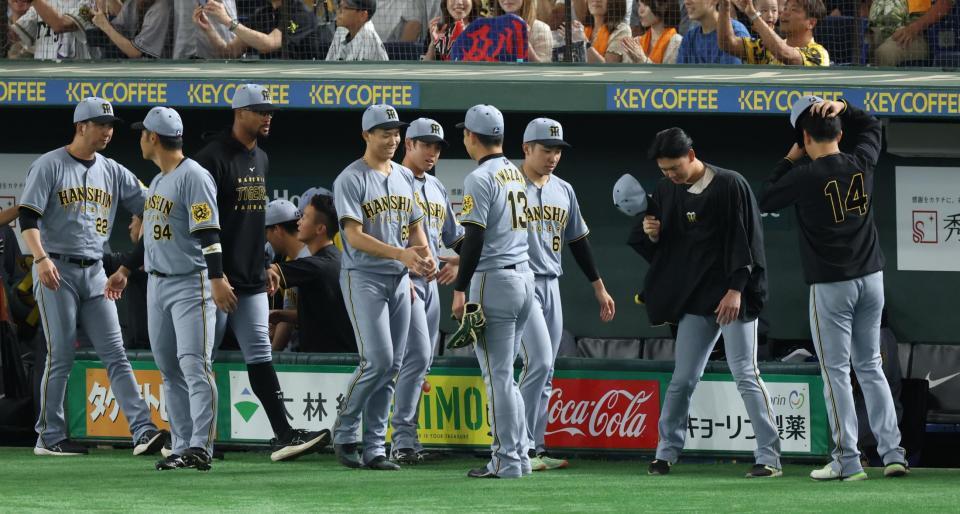 　岩崎と笑顔の湯浅（撮影・金田祐二）