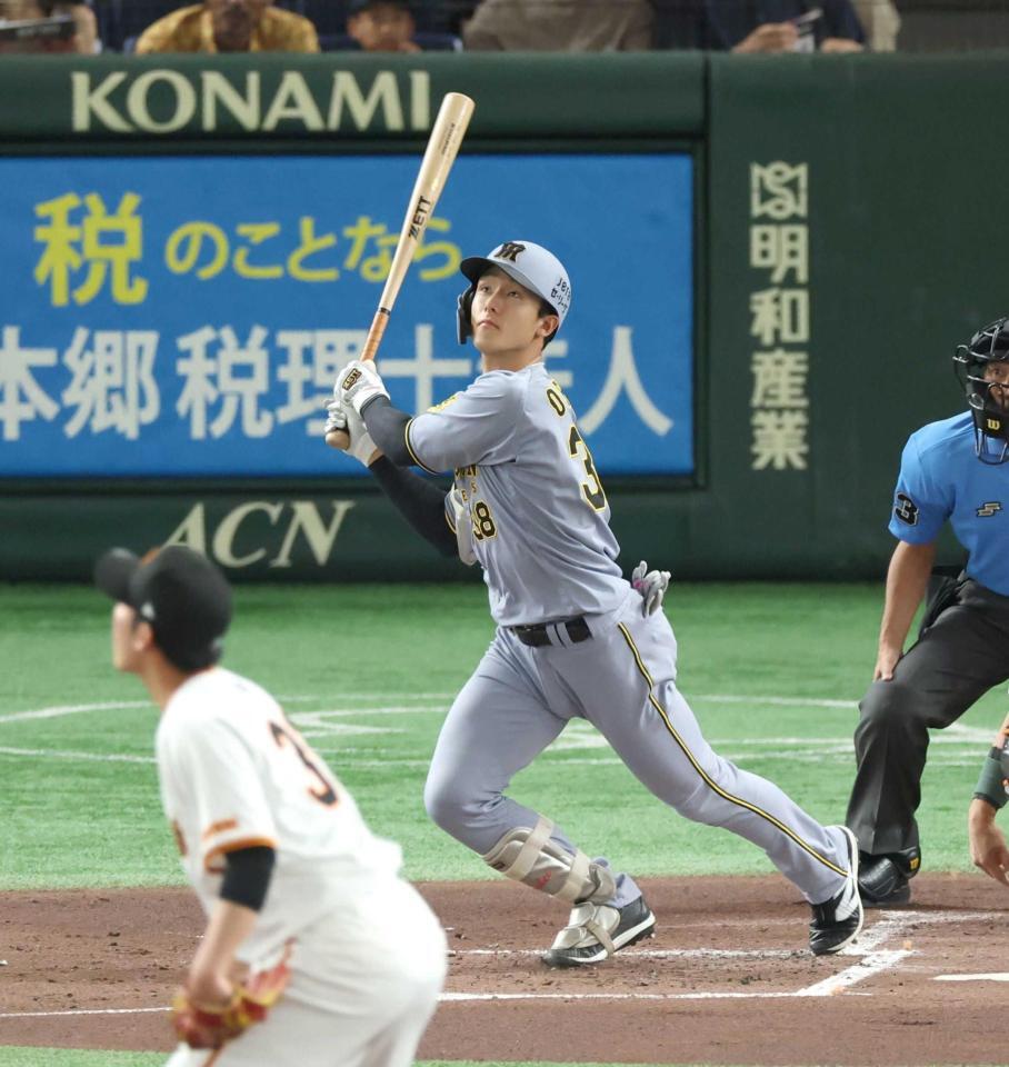 　２回、右越えに先制ソロを放つ小幡