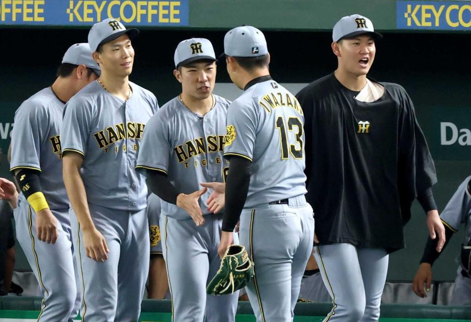 　湯浅（左）、岩崎らと勝利を喜ぶ石井（撮影・金田祐二）