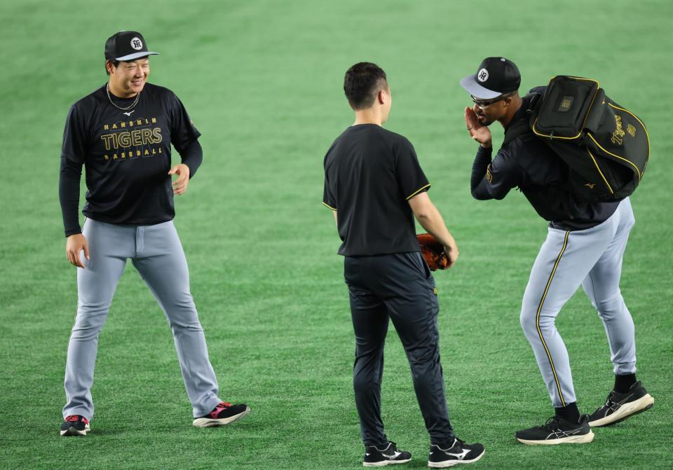 　デュプランティエと談笑する大山（撮影・金田祐二）