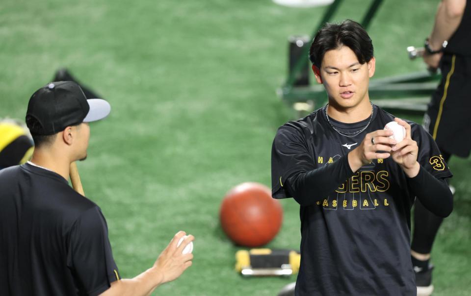 　佐藤輝と話す及川（撮影・金田祐二）