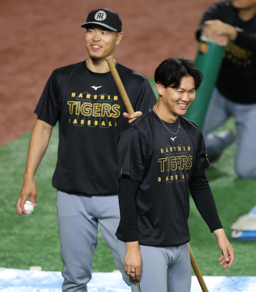 　佐藤輝と笑顔の及川（撮影・金田祐二）