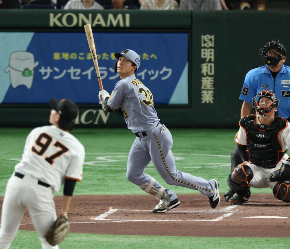 　２回、右越えに先制ソロを放つ小幡（撮影・金田祐二）