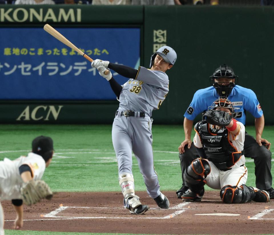 　２回、右越えに先制ソロを放つ小幡（撮影・金田祐二）