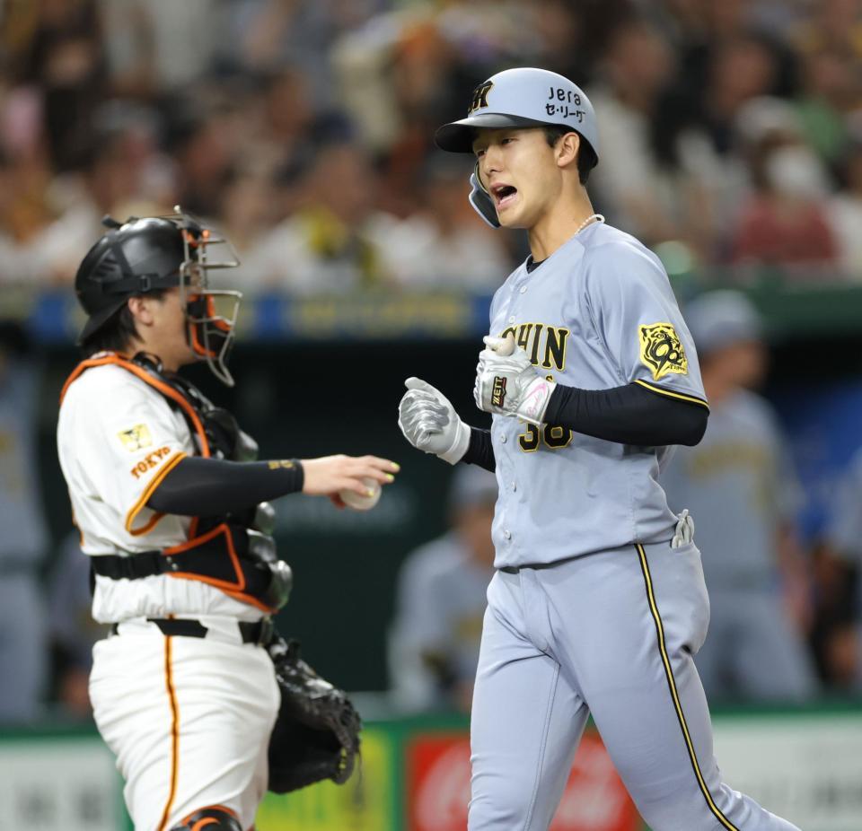 　２回、先制ソロを放ち、声を上げて生還する小幡（撮影・西岡正）