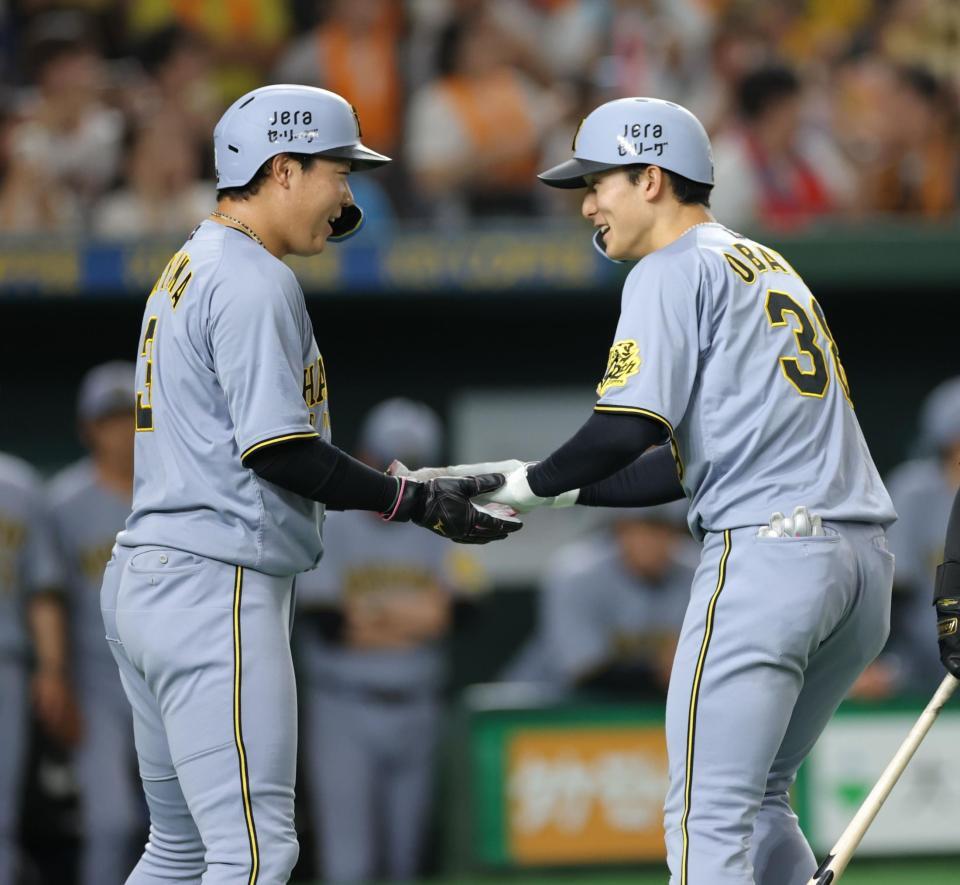 　３回、２ランを放ち、大山（左）に祝福される小幡（撮影・西岡正）