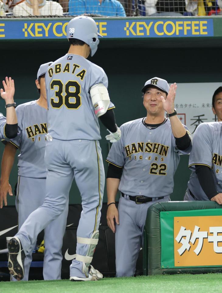 　３回、２ランを放った小幡（左）を祝福する藤川監督（撮影・西岡正）