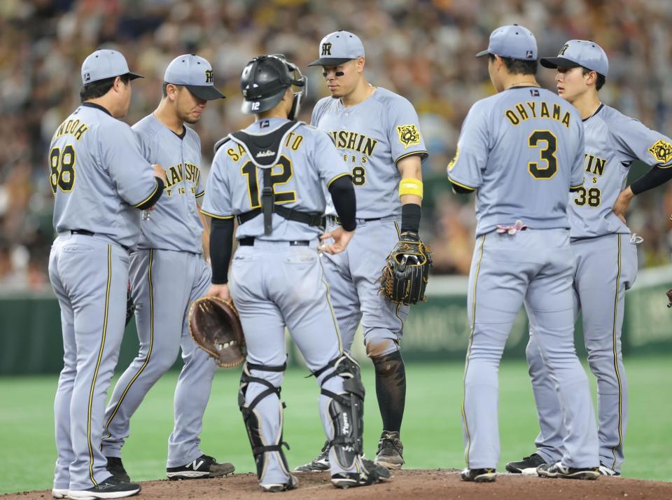 　７回のピンチでマウンドに集まる阪神ナイン（撮影・西岡正）