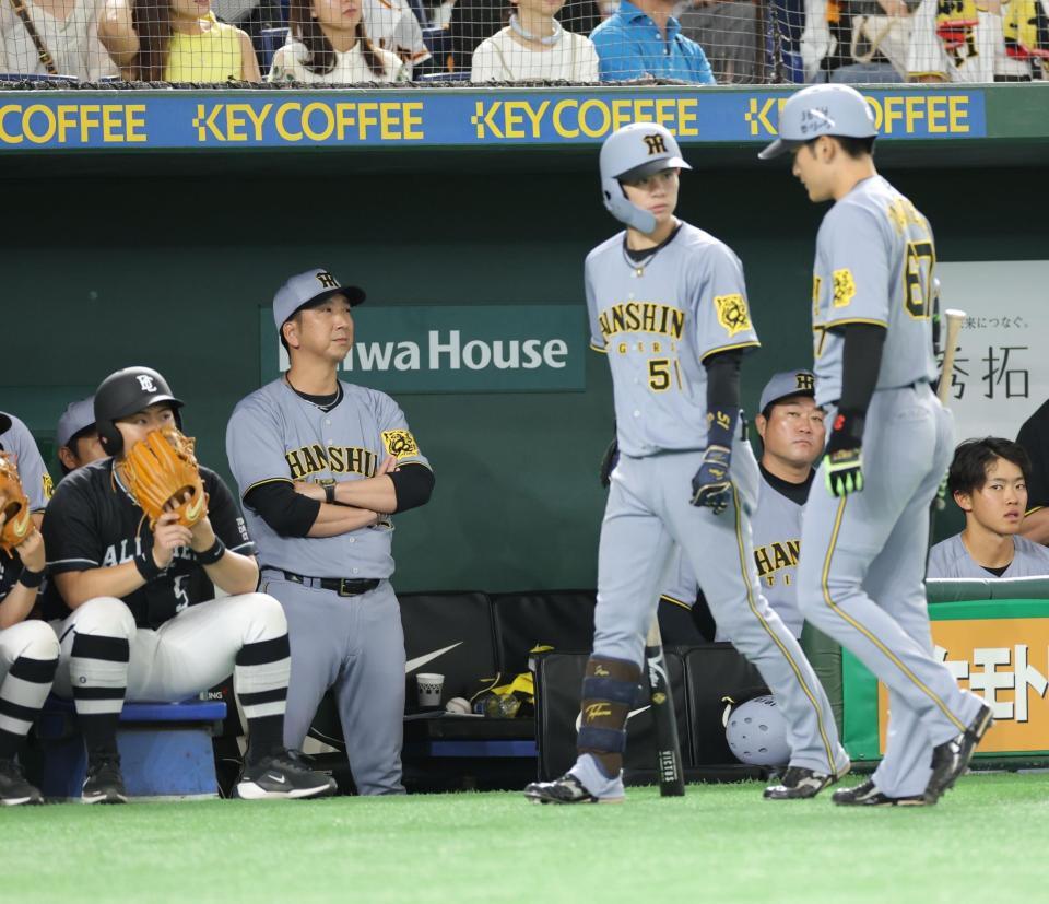 　８回、三振に凡退した高寺（右）の向こうで厳しい表情を浮かべる藤川監督（撮影・西岡正）