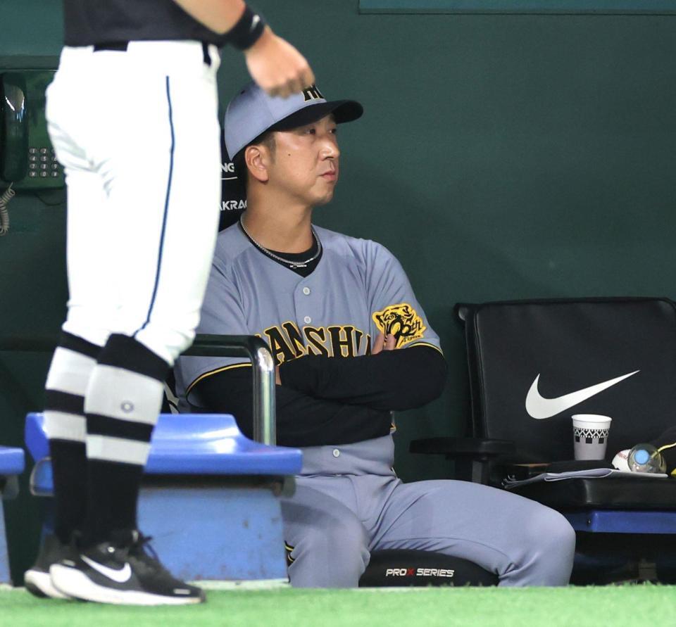 　巨人にサヨナラ負けし、ぼう然とグラウンドを見つめる藤川監督（撮影・西岡正）
