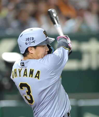 　３回、左前に通算１０００安打を放つ大山（撮影・西岡正）