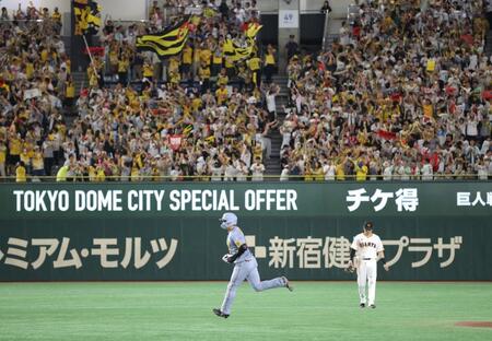 　５回、２ランを放ち、本塁へ向かう大山（撮影・西岡正）