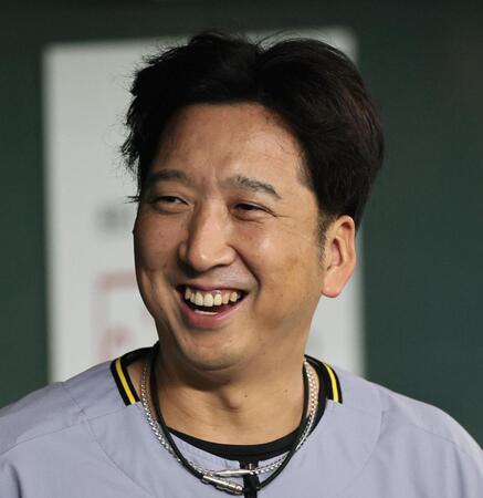 　練習前、笑顔を見せる藤川監督（撮影・田中太一）