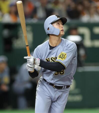 　２回、右越えに先制ソロを放つ小幡（撮影・西岡正）